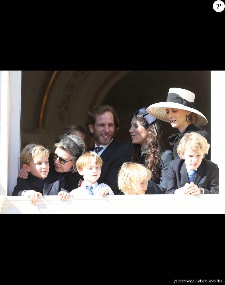 Sacha Casiraghi, Stephano Casiraghi, Francesco Casiraghi, la princesse Caroline de Hanovre, Andrea Casiraghi avec sa femme Tatiana Santo Domingo et Beatrice Borromeo - La famille princière de Monaco apparaît au balcon du palais lors de la fête nationale de Monaco, le 19 novembre 2021. © Bebert-Jacovides/Bestimage