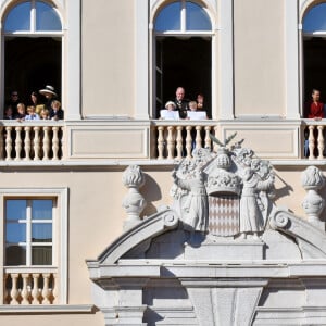 La princesse Caroline de Hanovre, Beatrice Borromeo avec ses fils Francesco et Stephano, la princesse Gabriella de Monaco, le prince Albert II de Monaco, le prince héréditaire Jacques, la princesse Alexandra de Hanovre, Camille Gottlieb, la princesse Stéphanie de Monaco, Louis Ducruet et sa femme Marie - La famille princière au balcon lors de la fête nationale de Monaco le 19 novembre 2021. © Dominique Jacovides / Bruno Bebert / Bestimage