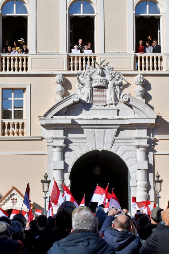 La princesse Caroline de Hanovre, Beatrice Borromeo avec ses fils Francesco et Stephano, la princesse Gabriella de Monaco, le prince Albert II de Monaco, le prince héréditaire Jacques, la princesse Alexandra de Hanovre, Camille Gottlieb, la princesse Stéphanie de Monaco, Louis Ducruet et sa femme Marie - La famille princière au balcon lors de la fête nationale de Monaco le 19 novembre 2021. © Dominique Jacovides / Bruno Bebert / Bestimage