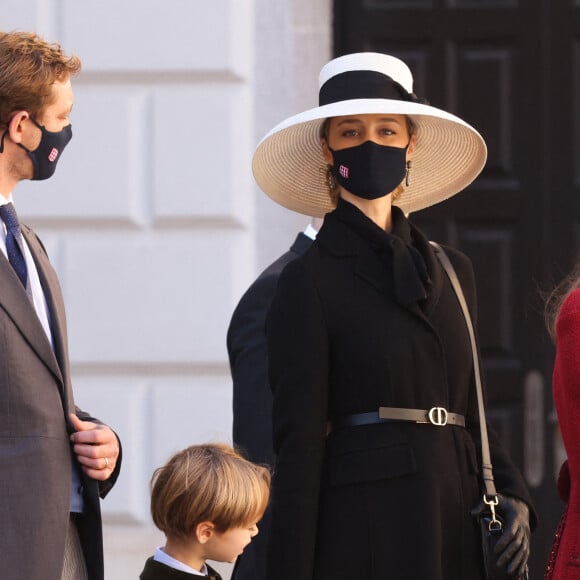 Pierre Casiraghi avec sa femme, Beatrice Borromeo et leurs enfants Francesco et Stephano et la princesse Alexandra de Hanovre - La famille princière de Monaco lors de le prise d'Armes, remise d'insignes et défilé militaire sur la place du Palais lors de la fête nationale de Monaco, le 19 novembre 2021. © Jean-Charles Vinaj/Pool Monaco/Bestimage