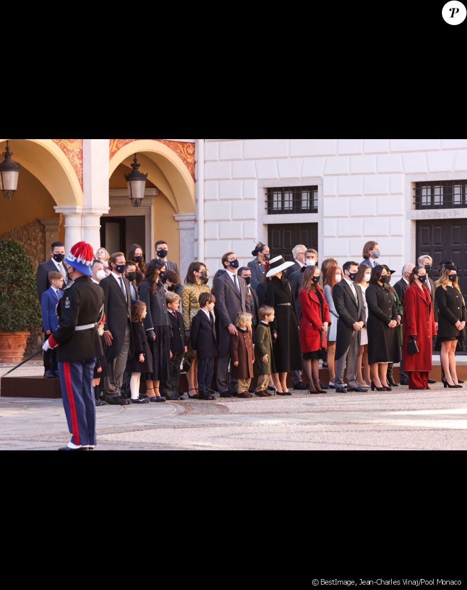 Andrea Casiraghi avec sa femme Tatiana Santo Domingo et leurs enfants, Sacha et India, Charlotte Casiraghi et son fils Raphaël Elmaleh, Pierre Casiraghi avec sa femme, Beatrice Borromeo et leurs enfants Francesco et Stephano, la princesse Alexandra de Hanovre, Louis Ducruet, sa femme Marie, Pauline Ducruet, Camille Gottlieb et Gareth Wittstock - La famille princière de Monaco lors de le prise d'Armes, remise d'insignes et défilé militaire sur la place du Palais lors de la fête nationale de Monaco, le 19 novembre 2021. © Jean-Charles Vinaj/Pool Monaco/Bestimage