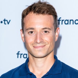 Hugo Clément lors du photocall dans le cadre de la conférence de presse de France Télévisions au Pavillon Gabriel à Paris, France. © Pierre Perusseau/Bestimage