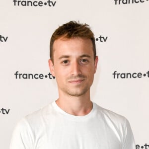 Hugo Clément au photocall de la conférence de presse de France 2 au théâtre Marigny à Paris le 18 juin 2019 © Coadic Guirec / Bestimage