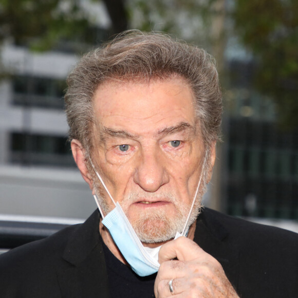 Eddy Mitchell et son fils Eddy Moine sont en promotion pour le livre "Le dictionnaire de ma vie" écrit par le fils sur le père. Ils arrivent à la radio RTL le 7 octobre 2020. 