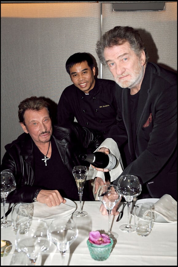 Johnny Hallyday, Eddy Mitchell et le chef Oth Sombath lors de l'ouverture du restaurant asiatique d'Eddy Mitchell, le "Oth Sombath" à Paris.