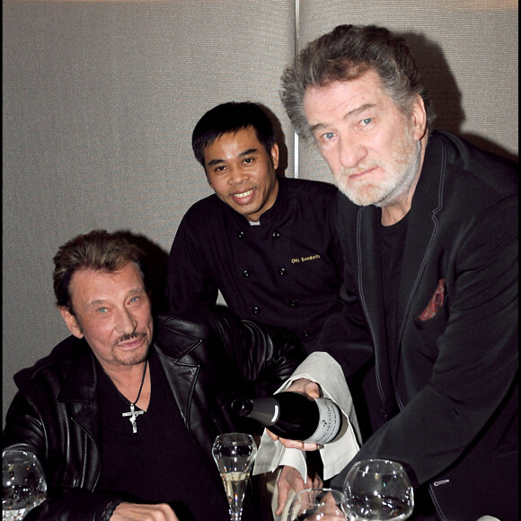 Johnny Hallyday, Eddy Mitchell et le chef Oth Sombath lors de l'ouverture du restaurant asiatique d'Eddy Mitchell, le "Oth Sombath" à Paris.