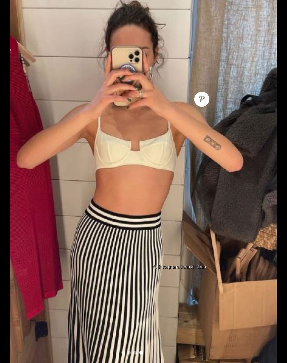 Jenaye Noah essaye des bikinis à New York. Novembre 2021.