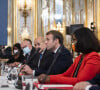 Le président de la République française Emmanuel Macron, Jean Yves Le Drian, ministre des affaires étrangères, Elisabeth Moreno, ministre déléguée en charge de l'égalité entre les femmes et les hommes, de la diversité et de l'égalité des chances et la vice-présidente des États-Unis en réunion au palais de l'Élysée à Paris, France, le 10 novembre 2021.