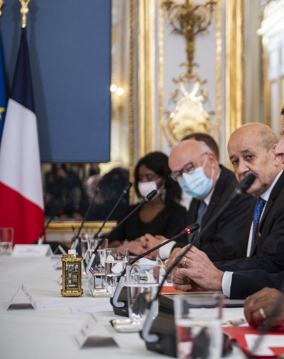 Le président de la République française Emmanuel Macron, Jean Yves Le Drian, ministre des affaires étrangères, Elisabeth Moreno, ministre déléguée en charge de l'égalité entre les femmes et les hommes, de la diversité et de l'égalité des chances et la vice-présidente des États-Unis en réunion au palais de l'Élysée à Paris, France, le 10 novembre 2021.