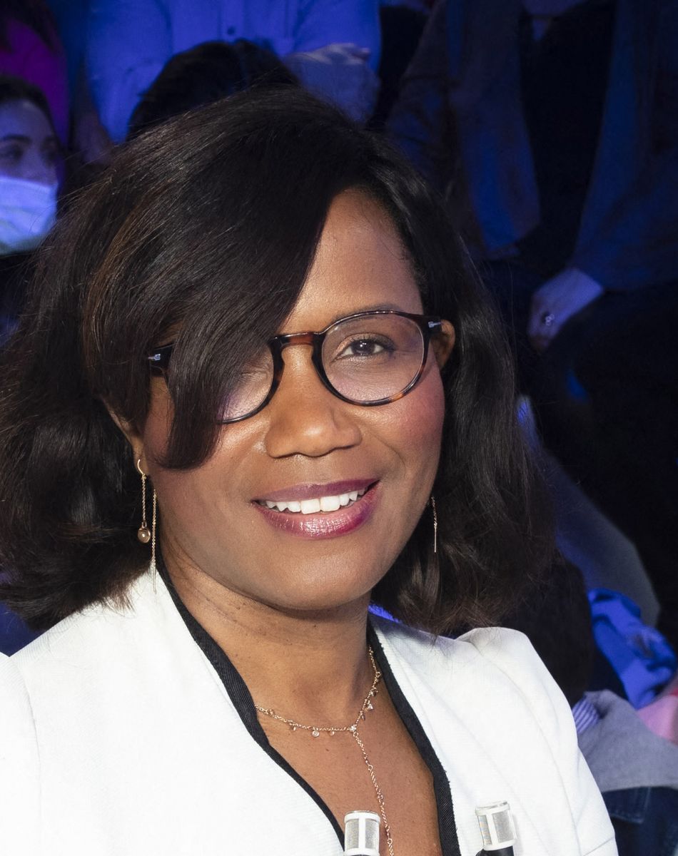 Exclusif - Elisabeth Moreno (Ministre chargée de l'Egalité entre les femmes et les hommes, de la Diversité et de l'egalité des chances) - Sur le plateau de l'émission TPMP (Touche Pas à Mon Poste) présentée par Cyril Hanouna le 23 novembre 2021 sur C8 - Paris le 23 novembre 2021. © Jack Tribeca / Bestimage