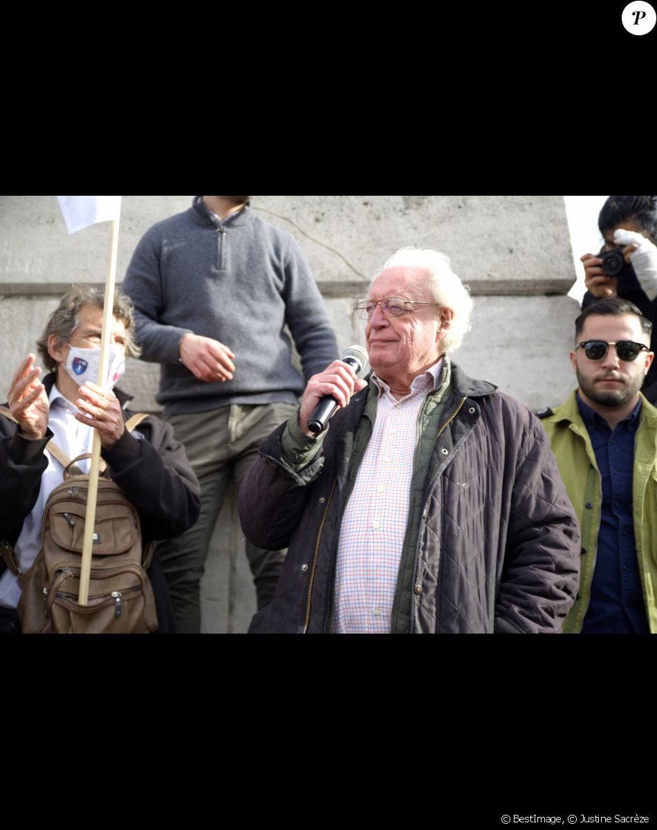 Charles Gave lors de la manifestation de Génération Identitaire place Denfert Rochereau à Paris le 20 février 2021.