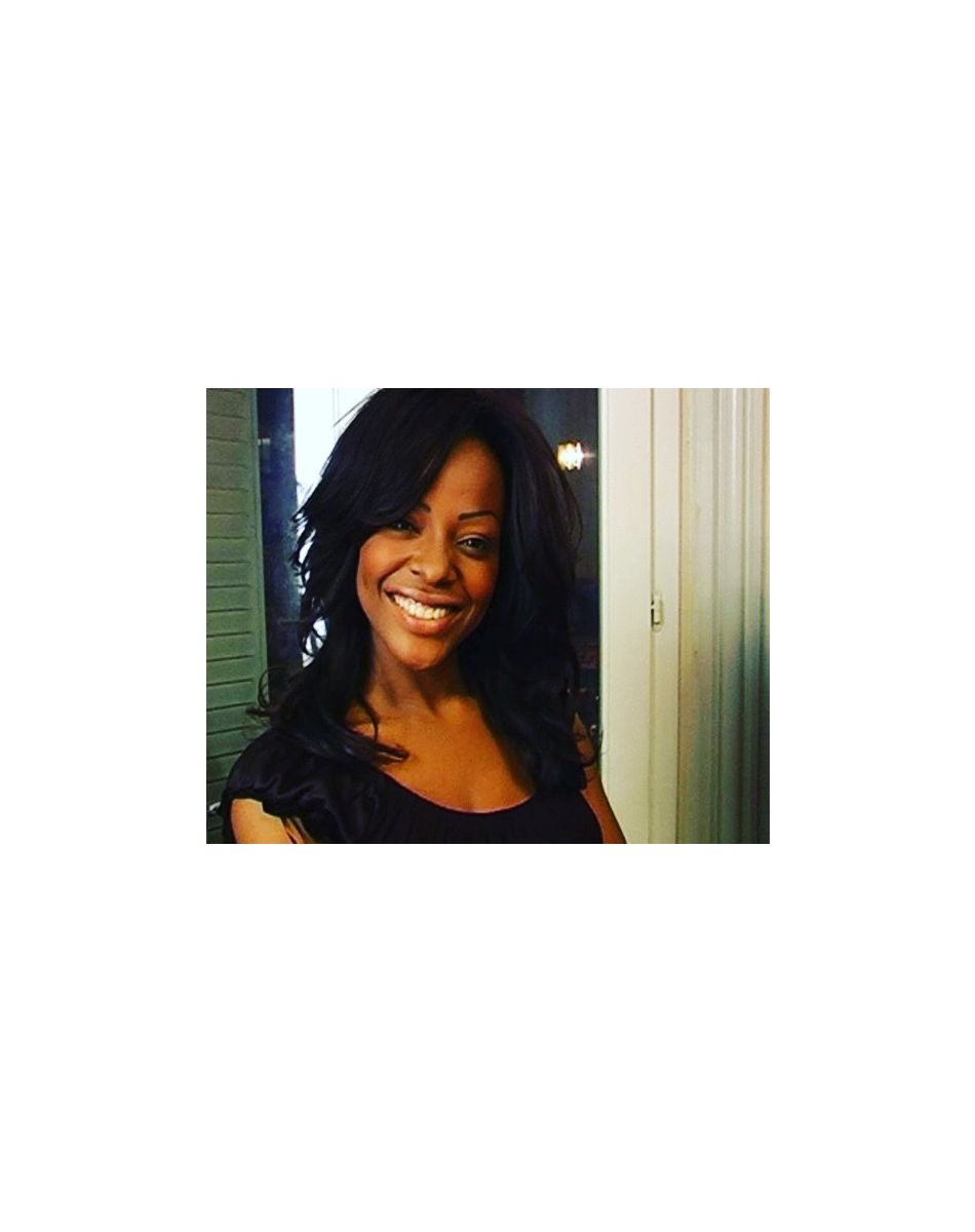 Miss Dominique souriante