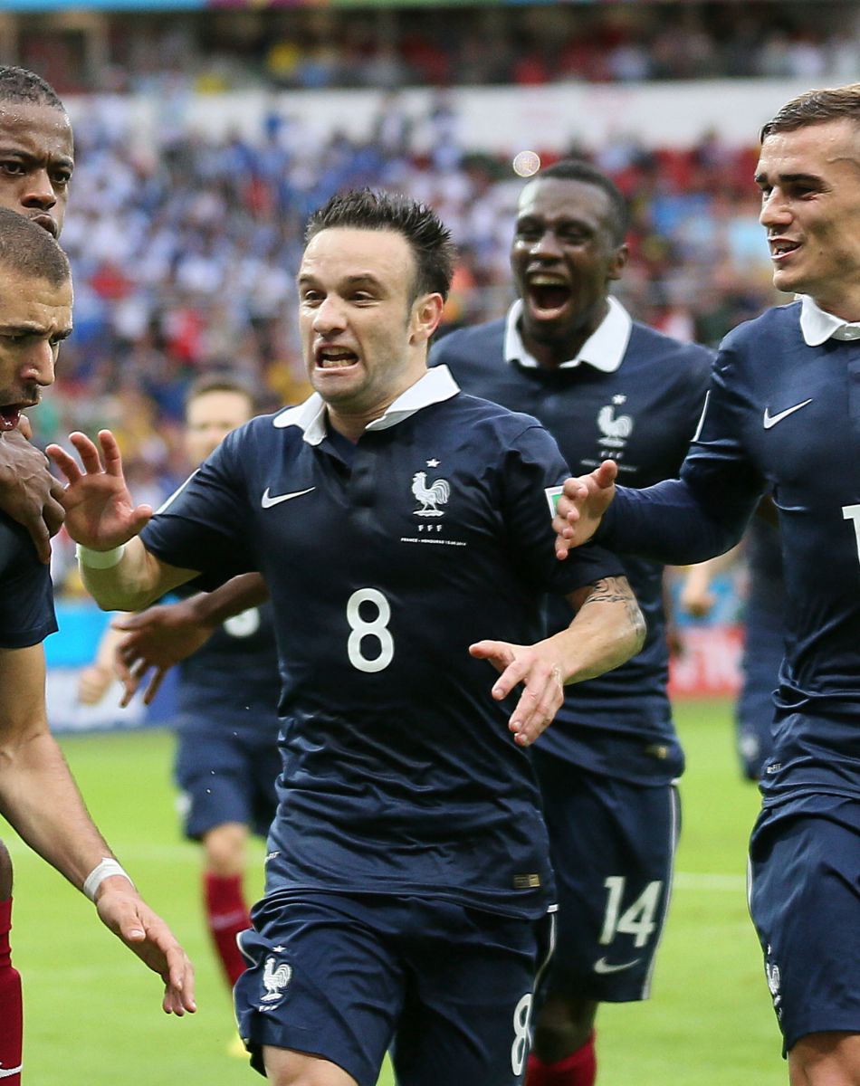 Karim Benzema après son but avec Patrice Evra, Mathieu Valbuena et Antoine Griezmann lors du match de l'équipe de France contre l'équipe du Honduras au stade Beira-Rio à Porto Alegre, le 15 juin 2014 pour le premier match de l'équipe de France (groupe E) à la coupe du monde de football de la FIFA.