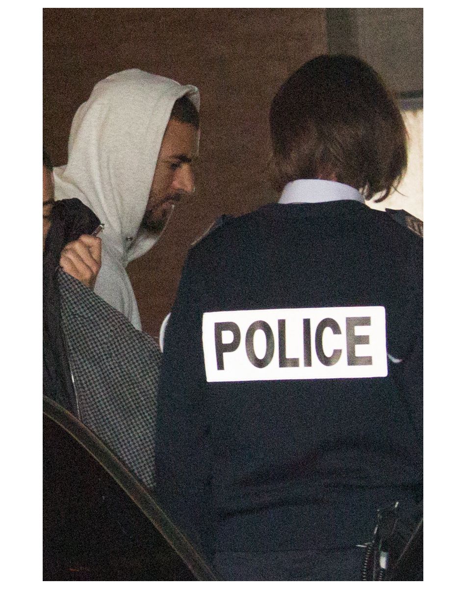 Karim Benzema quitte le tribunal de Versailles le 5 novembre 2015. Après avoir passé la nuit en garde à vue, l'attaquant du Real Madrid aurait reconnu avoir participé à l'opération visant à faire chanter via une sextape son coéquipier Mathieu Valbuena chez les Bleus. Mis en examen dans cette affaire, il est rentré à Madrid dans la journée et a déjà repris l'entraînement.