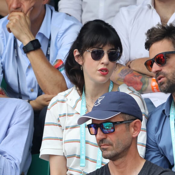 Nolwenn Leroy et son compagnon Arnaud Clément dans les tribunes des Internationaux de France de Tennis de Roland-Garros à Paris, le 10 juin 2018. © Dominique Jacovides - Cyril Moreau/Bestimage