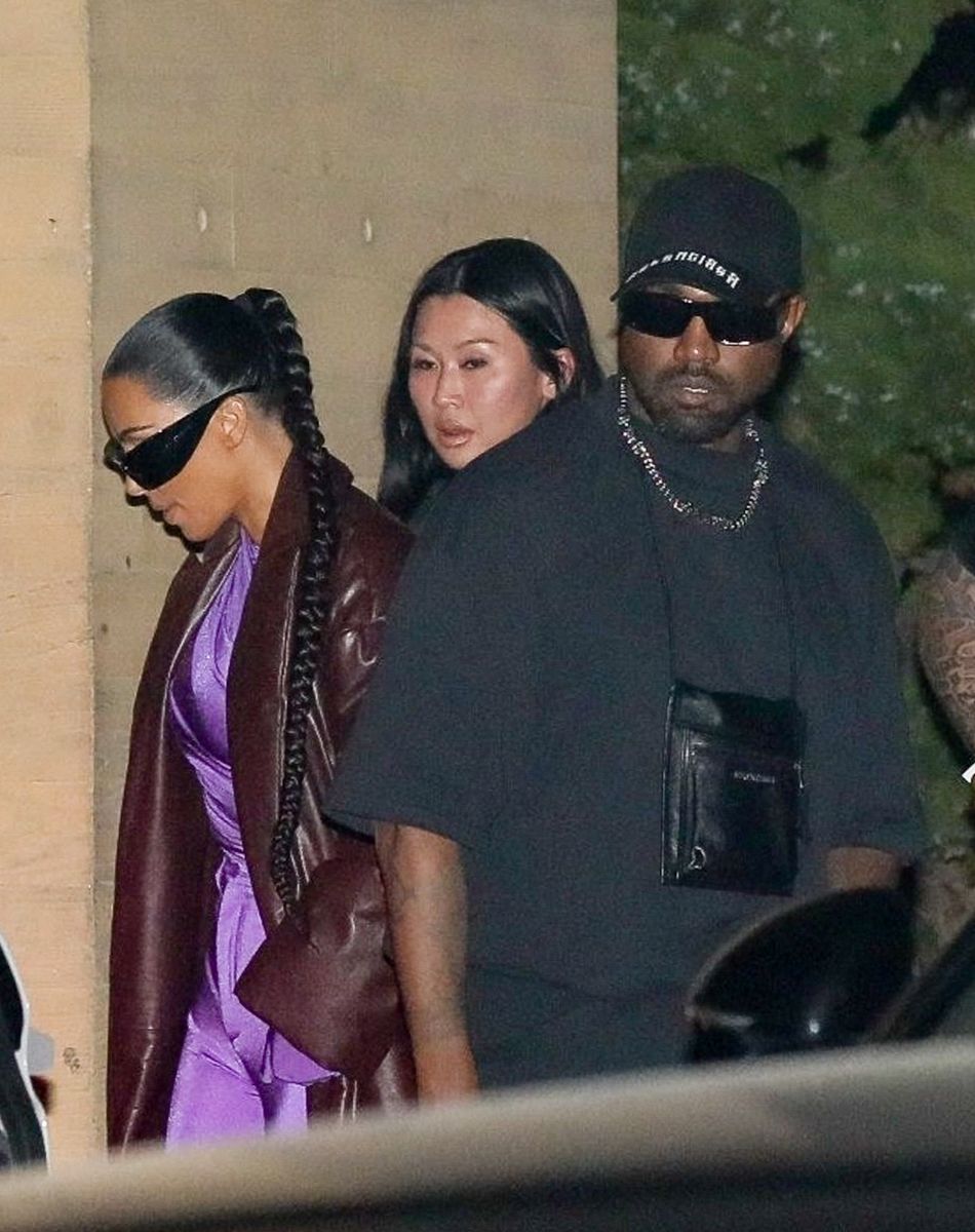 Kim Kardashian et Kanye West à la sortie du restaurant "Nobu" à Los Angeles, le 30 septembre 2021.