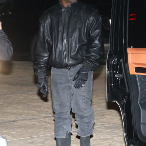 Kanye West à la sortie du restaurant "Nobu" à Malibu, Los Angeles, le 8 novembre 2021.