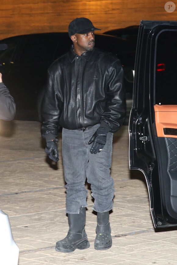 Kanye West à la sortie du restaurant "Nobu" à Malibu, Los Angeles, le 8 novembre 2021.