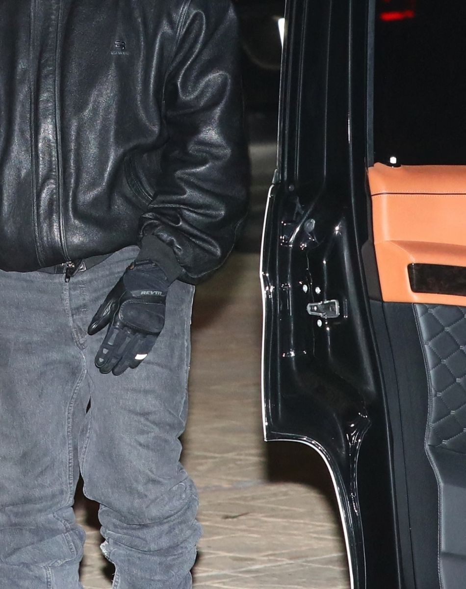 Kanye West à la sortie du restaurant "Nobu" à Malibu, Los Angeles, le 8 novembre 2021.