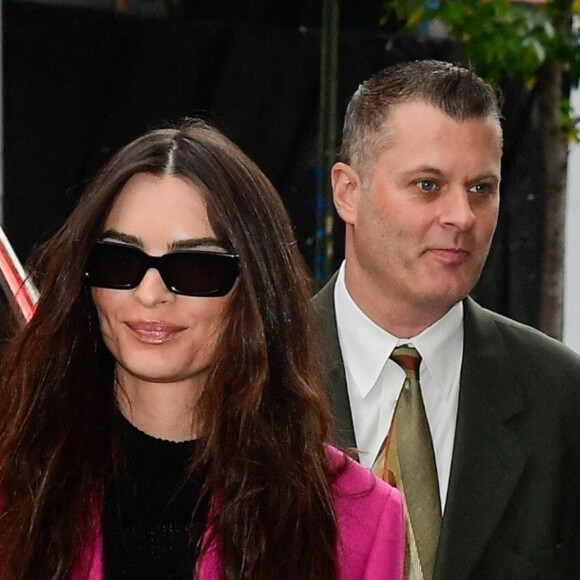 Emily Ratajkowski se promène à New York le 22 novembre 2021. 