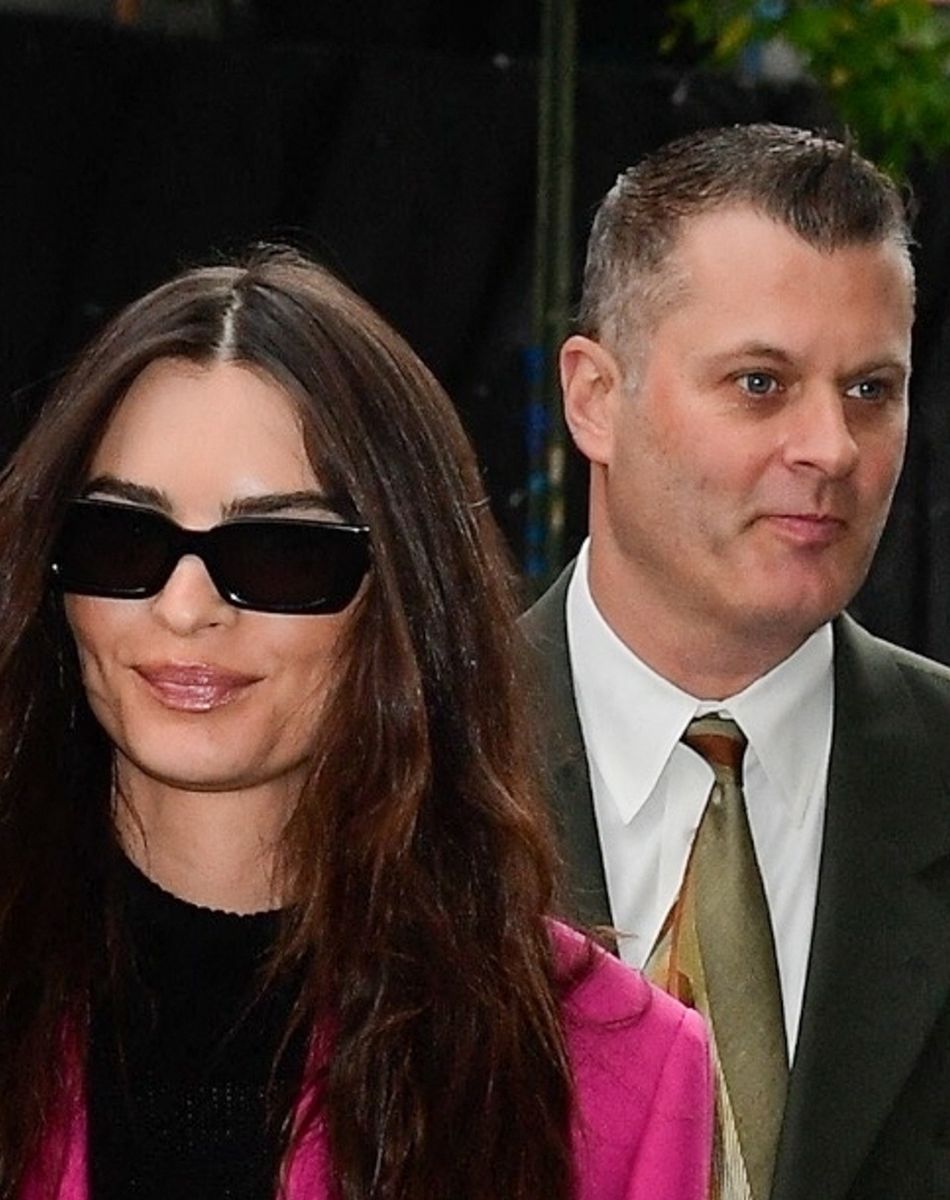 Emily Ratajkowski se promène à New York le 22 novembre 2021.