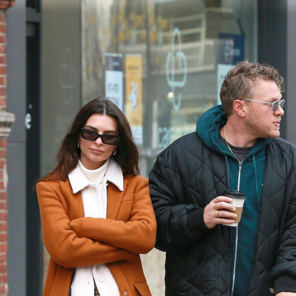 Emily Ratajkowski et son mari Sebastian Bear McClard se promènent avec leur fils Sylvester à New York le 15 novembre 2021. 