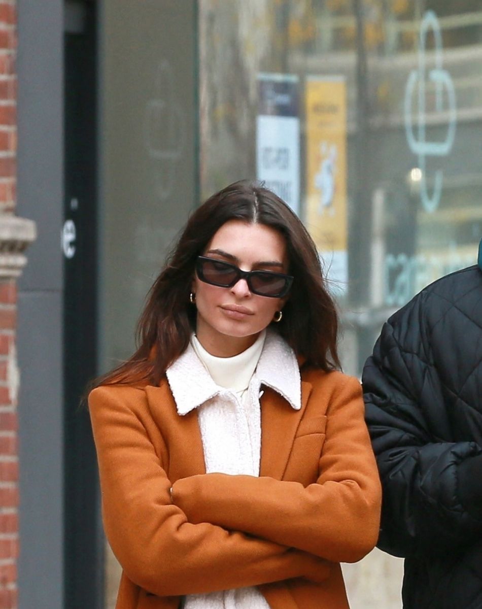 Emily Ratajkowski et son mari Sebastian Bear McClard se promènent avec leur fils Sylvester à New York le 15 novembre 2021.