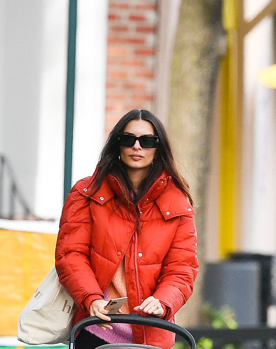 Emily Ratajkowski sort se promener à New York avec son fils Sylvester en poussette le 4 novembre 2021.