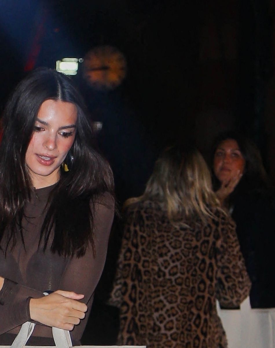 Emily Ratajkowski quitte une soirée à la boutique Tory Burch à New York. Le 3 novembre 2021