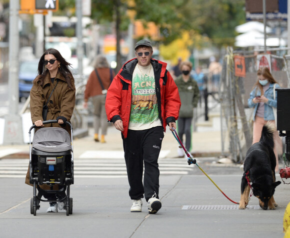 Emily Ratajkowski se promène en famille à New York, avec son mari, Sebastian Bear-McClard, leur fils Sylvester en poussette et leur chien Colombo. Le 30 octobre 2021.