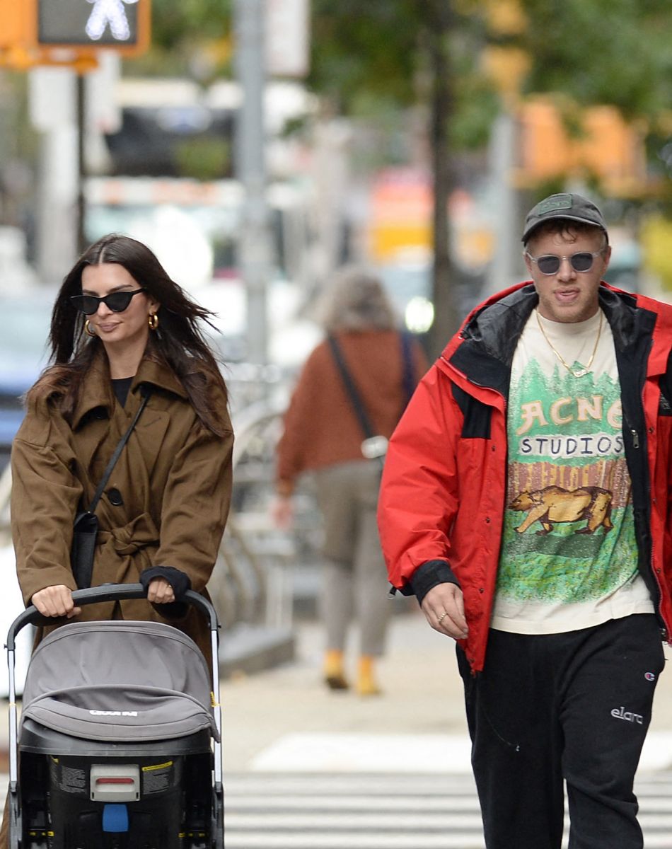 Emily Ratajkowski se promène en famille à New York, avec son mari, Sebastian Bear-McClard, leur fils Sylvester en poussette et leur chien Colombo. Le 30 octobre 2021.