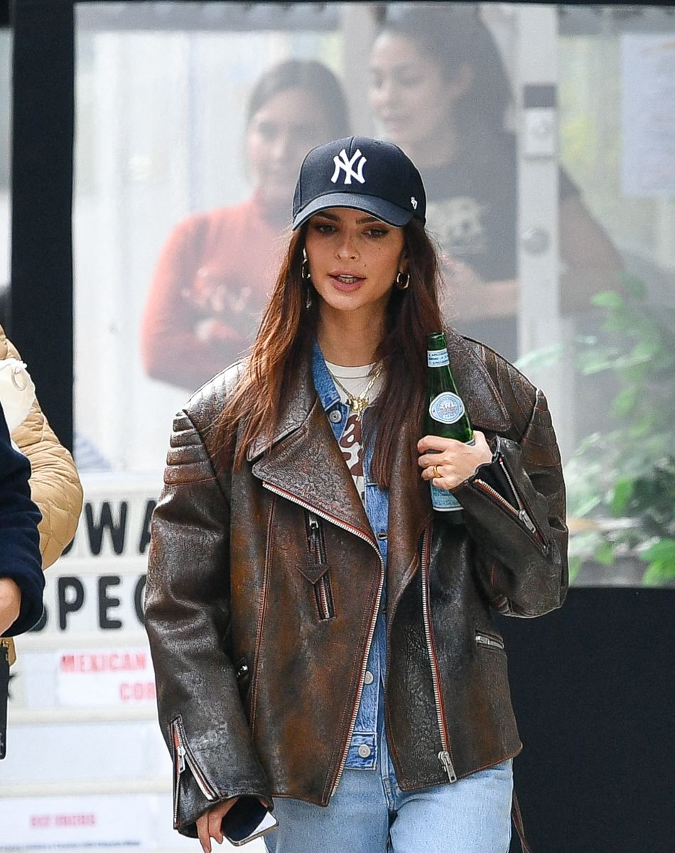 Emily Ratajkowski en séance photo à New York, le 25 octobre 2021.
