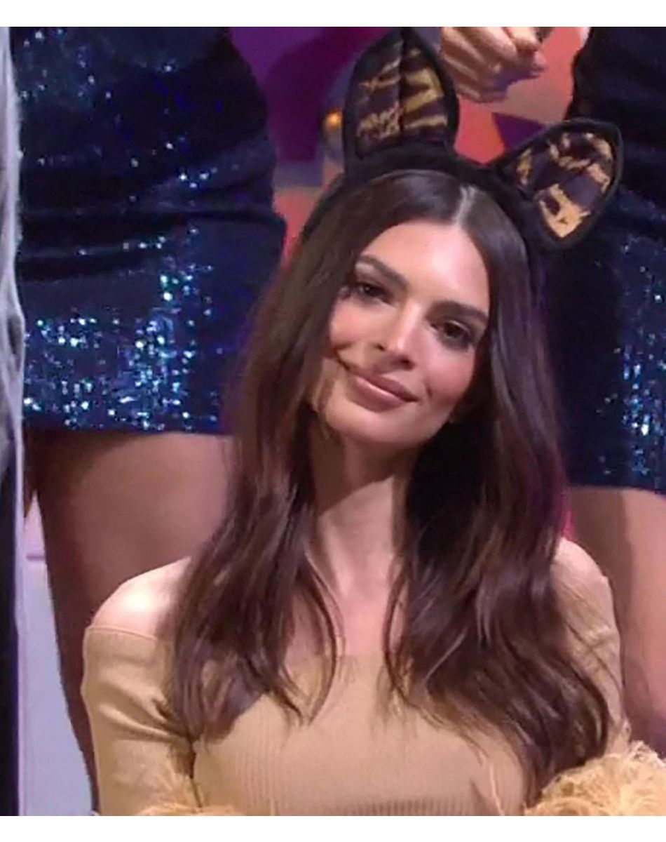 Emily Ratajkowski fait des apparitions surprises dans un sketch aux côtés de l'animateur Jason Sudeikis au Saturday Night Live.