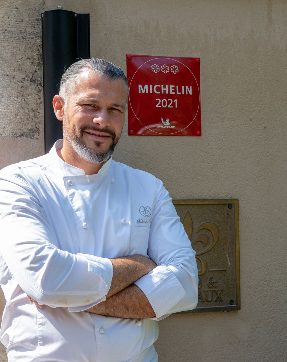 Exclusif - Le chef 3 Etoiles Glenn Viel nous fait découvrir son restaurant "L'Ousteau de Baumanière", situé aux Baux-de-Provence dans les Bouches du Rhône. Présentation des lieux, de sa brigade, ainsi que des cuisines et de la salle. Le 21 juillet 2021 © Patrick Carpentier / Bestimage