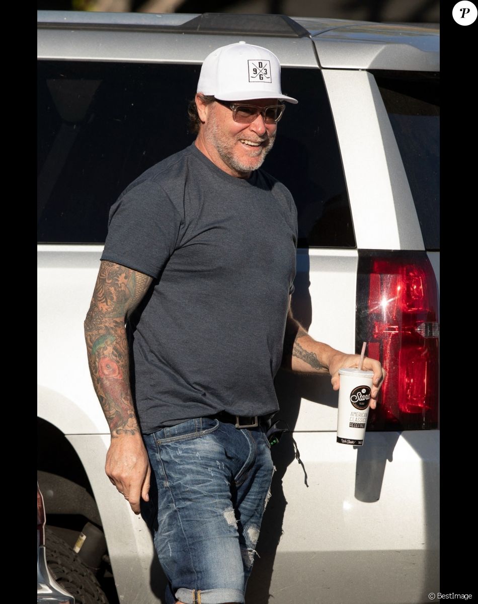 Exclusif - Dean McDermott se rend à une fête d'anniversaire à Calabasas, Los Angeles, le 13 novembre 2021.