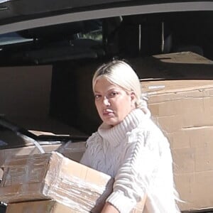 Exclusif - Tori Spelling décharge des cartons de sa voiture vers une résidence à Los Angeles, le 3 novembre 2021.