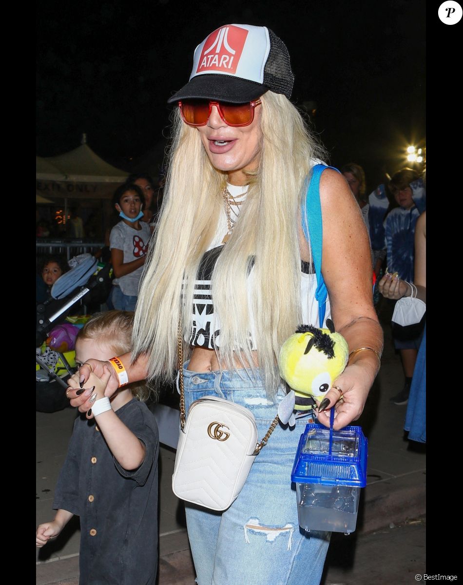Exclusif - Tori Spelling, son mari Dean McDermott et leurs enfants Stella, Liam, Hattie, Finn et Beau sont allés à la fête foraine "Malibu Chili Cook-Off" à Los Angeles, le 6 septembre 2021.