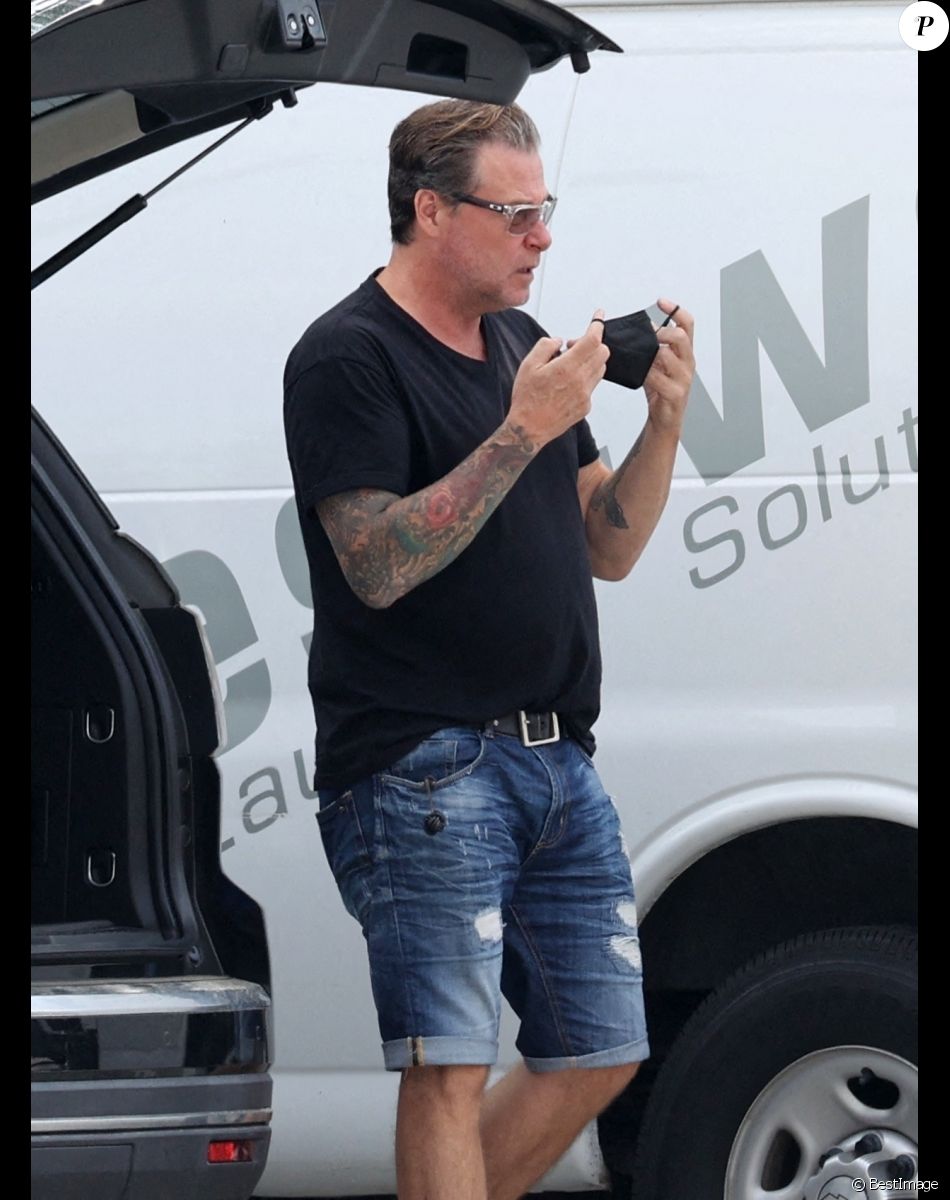 Exclusif - Dean McDermott se promène sans son alliance à Los Angeles, le 4 septembre 2021.