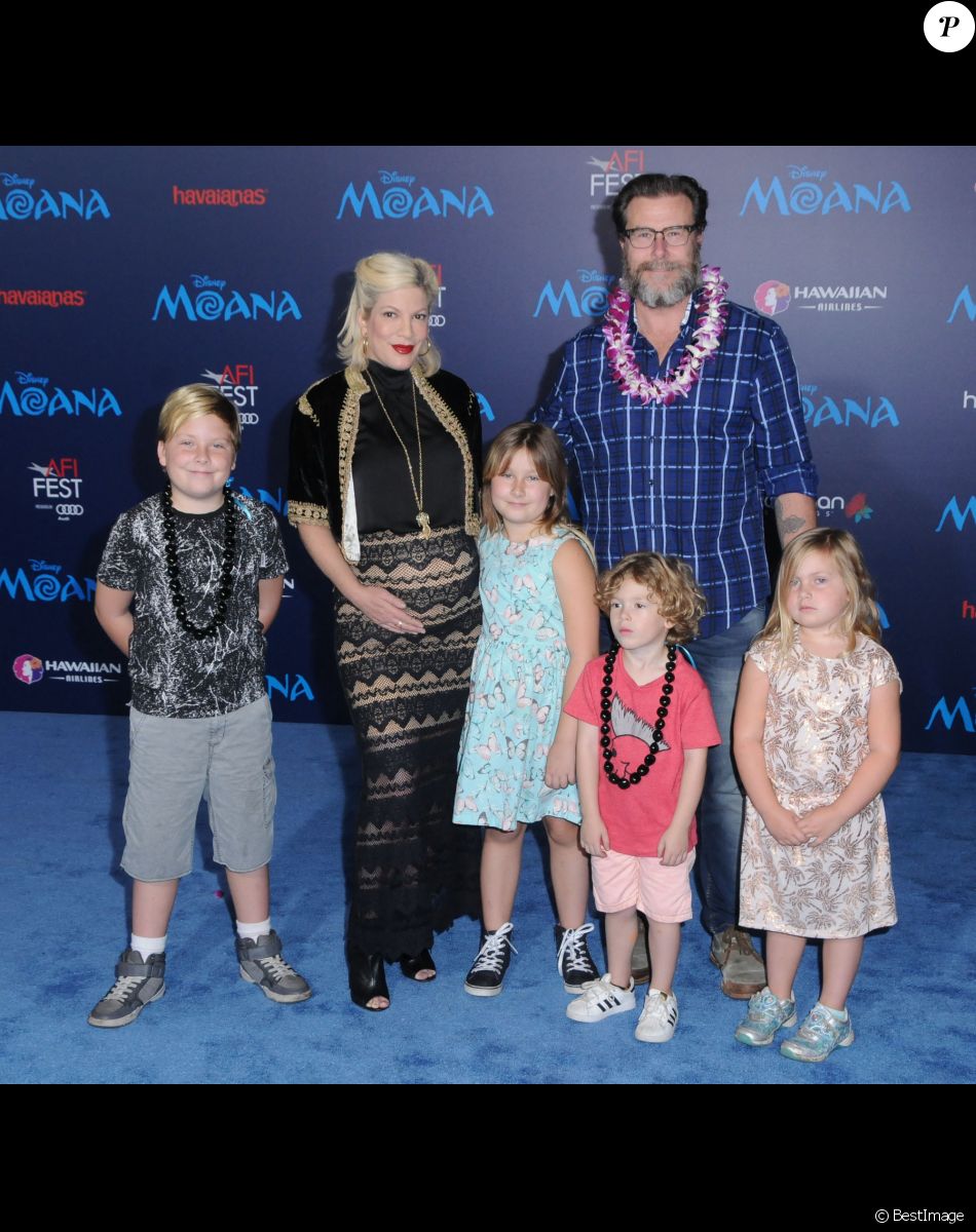 Tori Spelling enceinte avec son mari Dean McDermott et leurs enfants Stella Doreen, Hattie Margaret, Liam Aaron et Finn Davey McDermott - Première de ''Vaianna'' à Hollywood, le 14 novembre 2016. © Birdie Thompson/AdMedia via Zuma/Bestimage