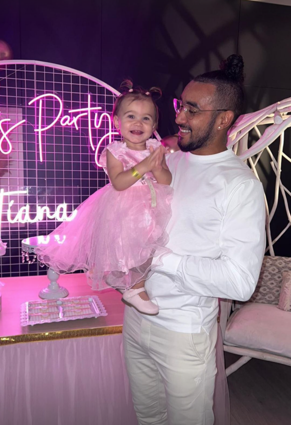 Dimitri Payet et son épouse Ludivine fêtent le premier anniversaire de leur fille Tiana.