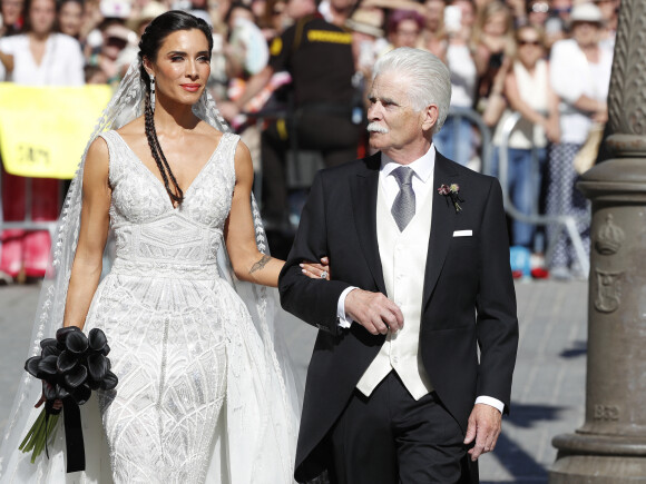 L'actrice Pilar Rubio arrive à son mariage au bras de son père, Manuel Rubio. Seville, le 15 juin 2019.