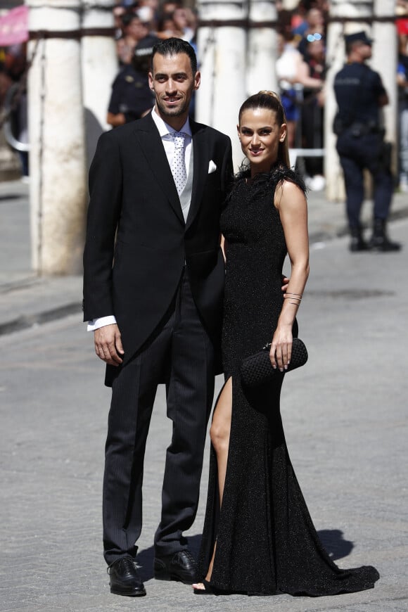 Sergio Busquets et son épouse assistent au mariage de Sergio Ramos et Pilar Rubio à Séville, le 15 juin 2019.