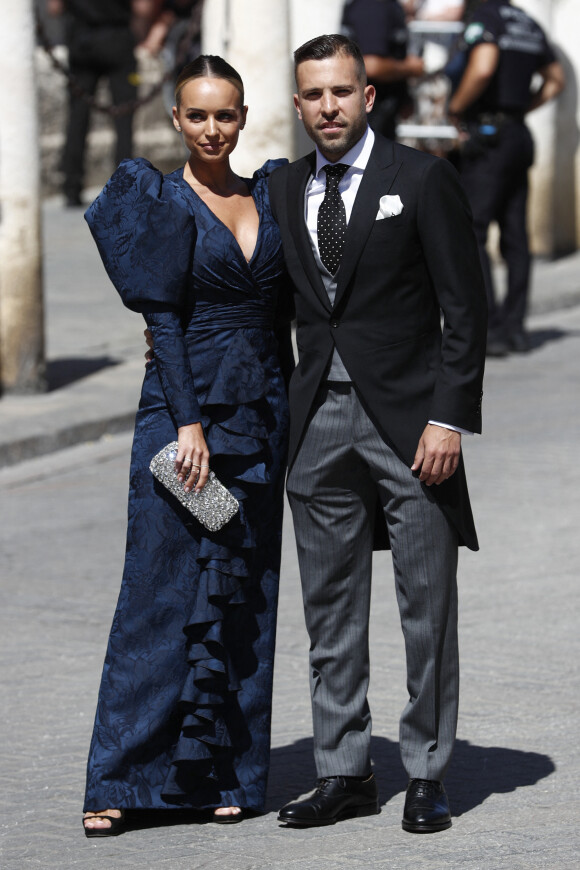 Jordi Alba et son épouse assistent au mariage de Sergio Ramos et Pilar Rubio à Séville, le 15 juin 2019.