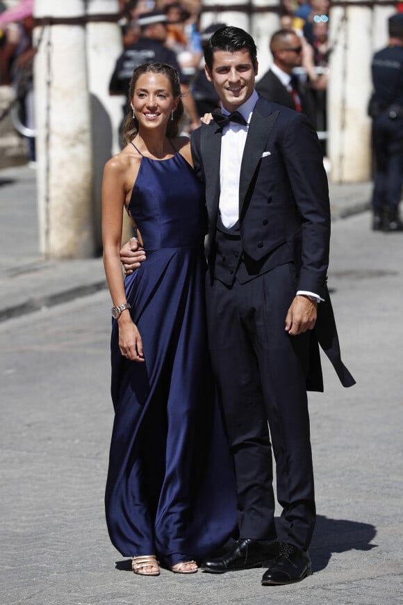 Alvaro Morata et son épouse assistent au mariage de Sergio Ramos et Pilar Rubio à Séville, le 15 juin 2019.