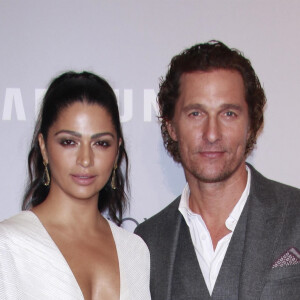 Camila Alves et son mari Matthew McConaughey au photocall de la soirée caritative "Samsung Charity Gala" au Manhattan Center à New York, le 27 septembre 2018.