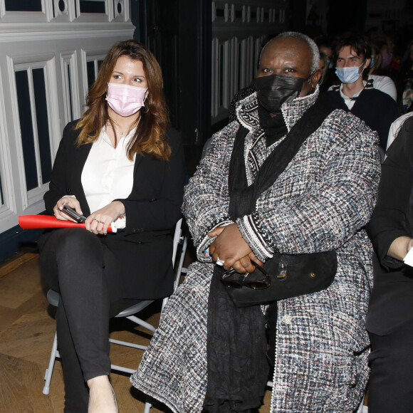 Exclusif - La Ministre Marlène Schiappa et MaGloire - Showcase du spectacle "La Voie des Femmes", mis en scène Séverine Ferrer à la Mairie du 3eme de Paris.  © Denis Guignebourg / Bestimage 