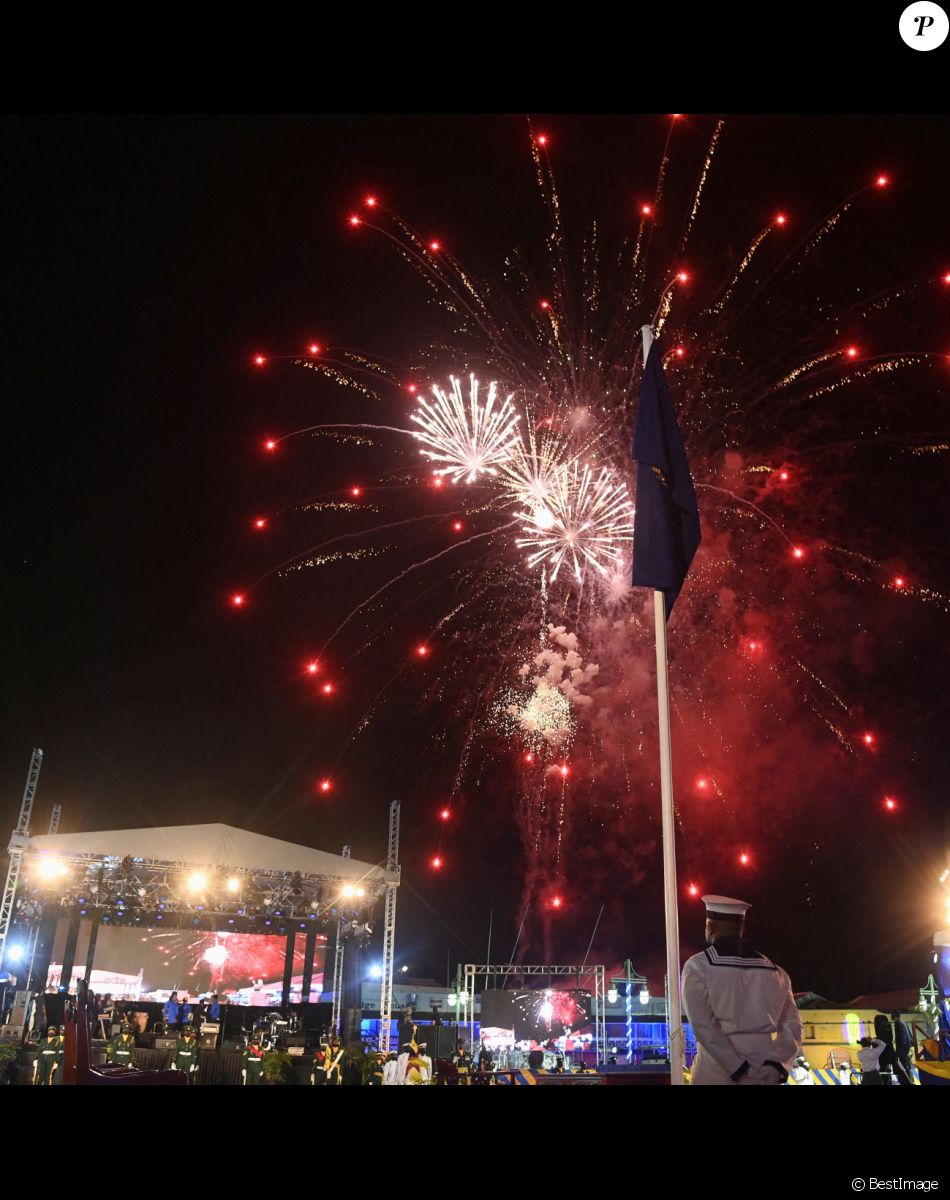 Le prince Charles, prince de Galles assiste à la cérémonie d'investiture présidentielle en présence de Rihanna à Heroes Square à Bridgetown à la Barbade le 29 novembre 2021.