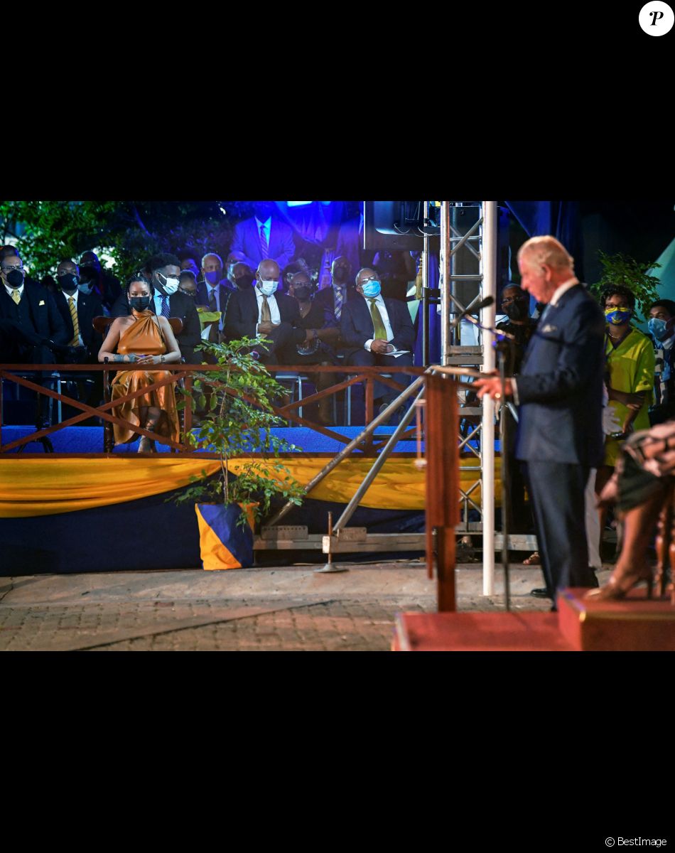 Rihanna, le prince Charles, prince de Galles - Le prince Charles, prince de Galles assiste à la cérémonie d'investiture présidentielle en présence de Rihanna à Heroes Square à Bridgetown à la Barbade le 29 novembre 2021.