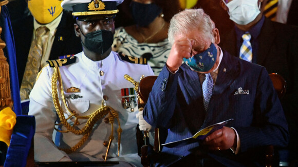 Le prince Charles s'endort en pleine cérémonie historique, face à Rihanna...
