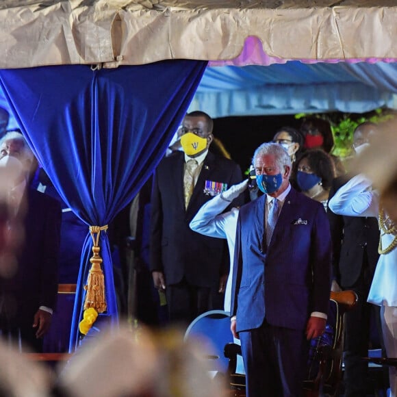 Le prince Charles, prince de Galles - Le prince Charles, prince de Galles assiste à la cérémonie d'investiture présidentielle en présence de Rihanna à Heroes Square à Bridgetown à la Barbade le 29 novembre 2021.